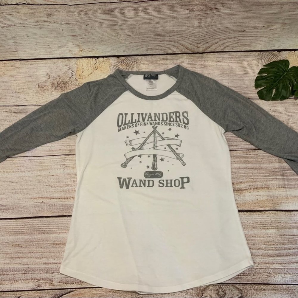 EUC•Harry Potter “Ollivanders” 3/4 Tee